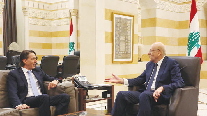 עמוס הוכשטיין המתווך האמריקאי נועד עם ראש ממשלת לבנון נג'יב מיקטי (צילום: רויטרס)