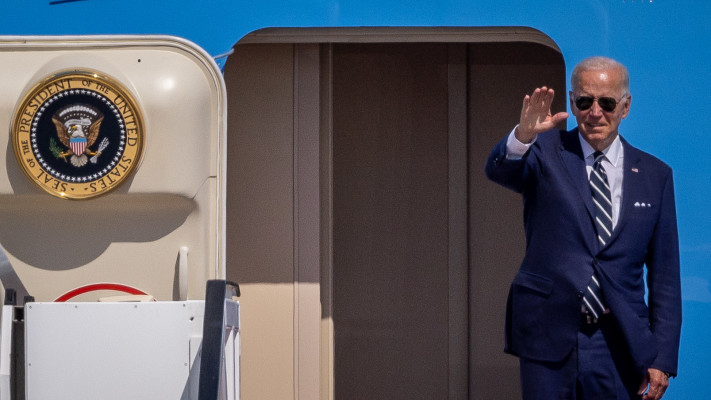 ג'ו ביידן בפתח מטוס אייר פורס 1. בואינג 747 ישן יחסית 