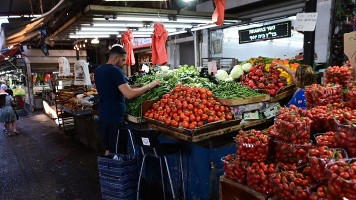 פירות וירקות בשוק. למצולמים אין קשר לכתבה (צילום: אבשלום ששוני)