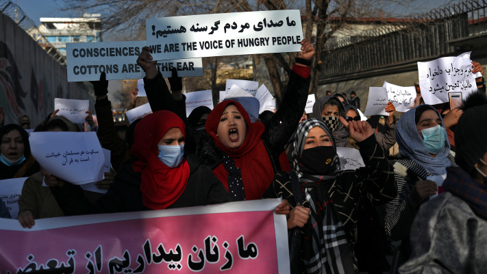 נשים באפגניסטן מפגינות נגד הטליבאן (צילום: רויטרס)