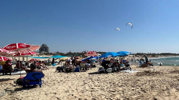 חוף אשקלון בקיץ