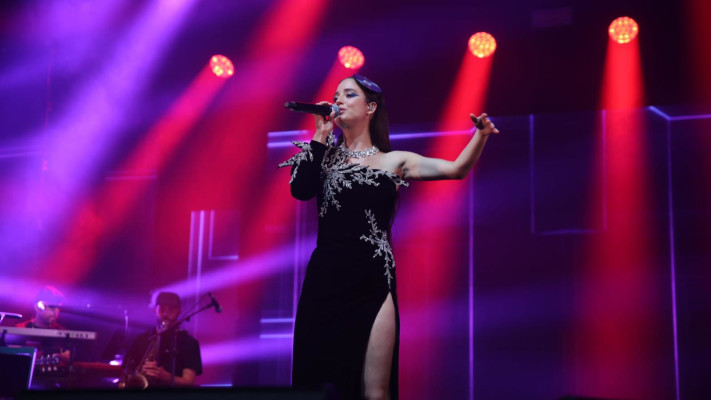 נונו במהלך ביצוע בטקס פרסי אקו״ם, אחרי שזכתה בקטגוריית תגלית השנה