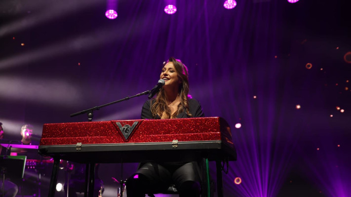 קרן פלס במהלך ביצוע בטקס (צילום: אור גפן)