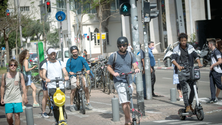 קורקינט חשמלי ברחבי תל אביב (למצולמים אין קשר לכתבה)
