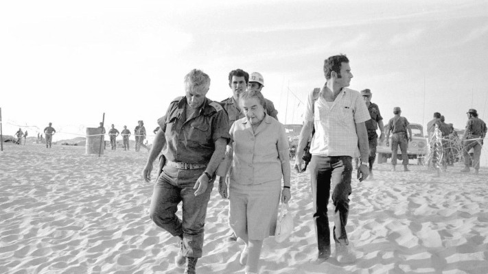 גולדה מאיר ואריק שרון בסיני אוקטובר 1973 