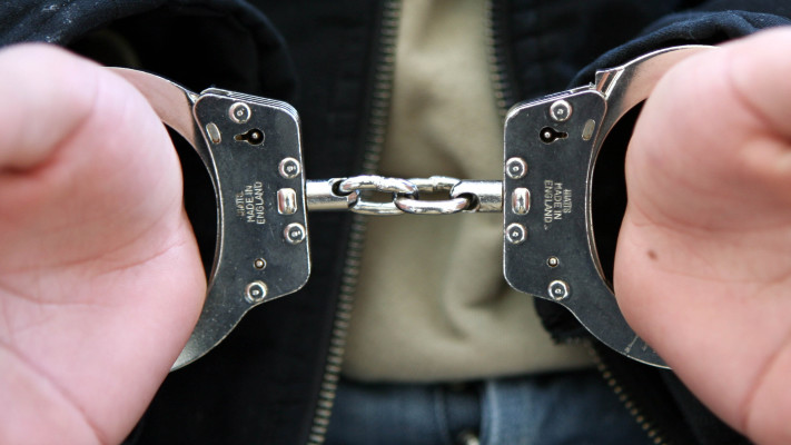 גבר באזיקים, אילוסטרציה