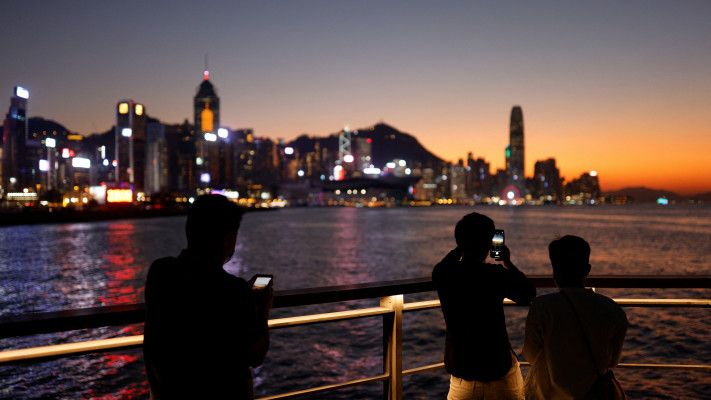 אנשים מצלמים את השקיעה בהונג קונג