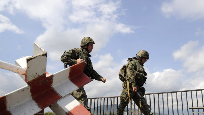 חיילים רוסים באוקראינה (צילום: REUTERS/Irakli Gedenidze)