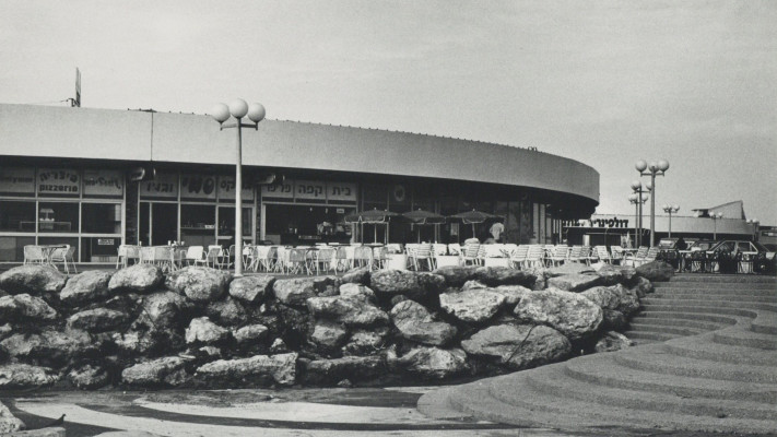 דולפינריום, תל-אביב. מבט מדרום אל חזית בית הקפה, 1982 בקירוב (צילום נחום זולוטוב)