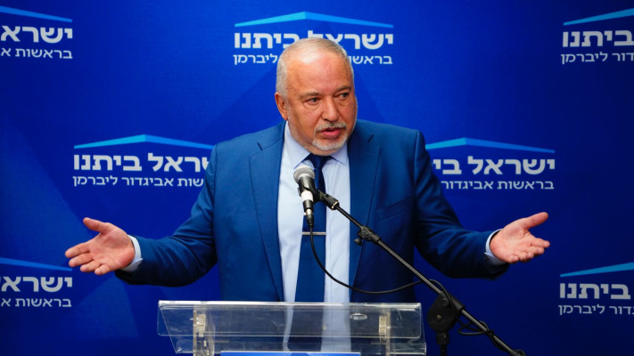 אביגדור ליברמן בפתח ישיבת סיעת ישראל ביתנו