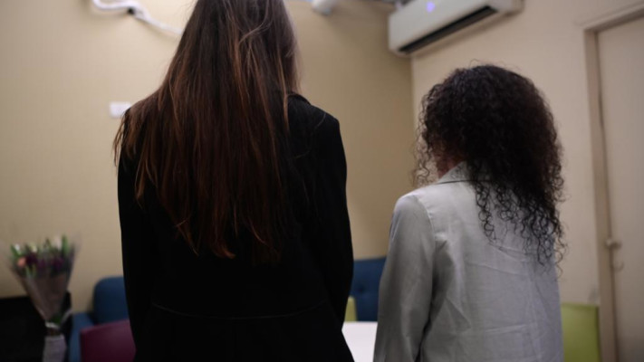 נ' וט', המתלוננות נגד אייל גולן בפרשת 'משחקי חברה' (צילום: אבשלום ששוני)