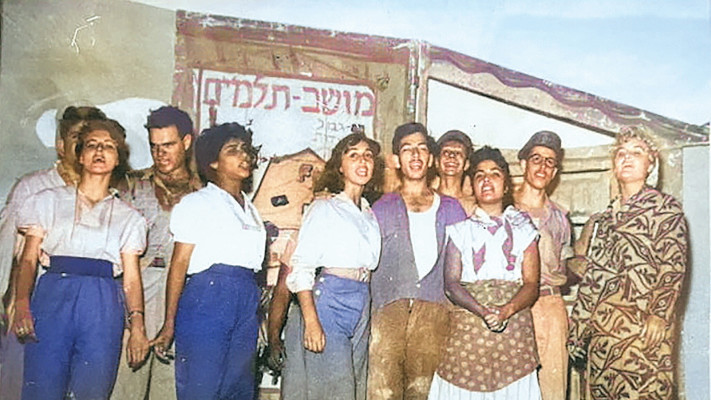 מושיק טימור, חמישי מימין בלהקה הצבאית 