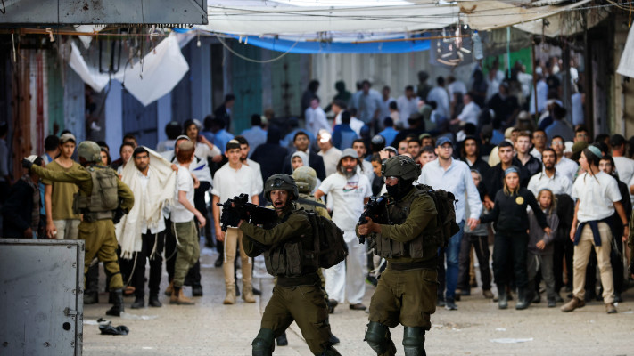עימותים בין פלסטינים ליהודים בחברון (צילום: רויטרס)