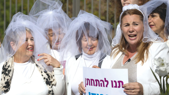 מפגינות בעד נישואים אזרחיים מול משכן הכנסת. ארכיון