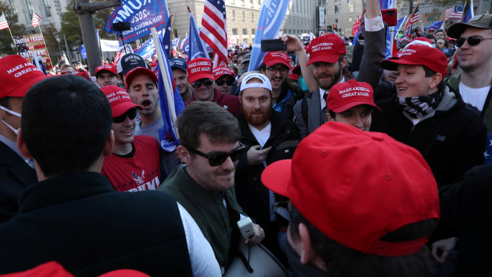 ניק פואנטס (במרכז)