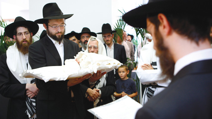 ברית מילה בבלגיה, ארכיון. למצולמים אין קשר לכתבה (צילום: רויטרס)