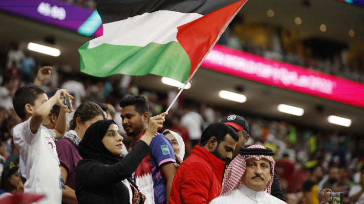 דגל פלסטין במשחקה של נבחרת קטאר במונדיאל 2022 (צילום: רויטרס)