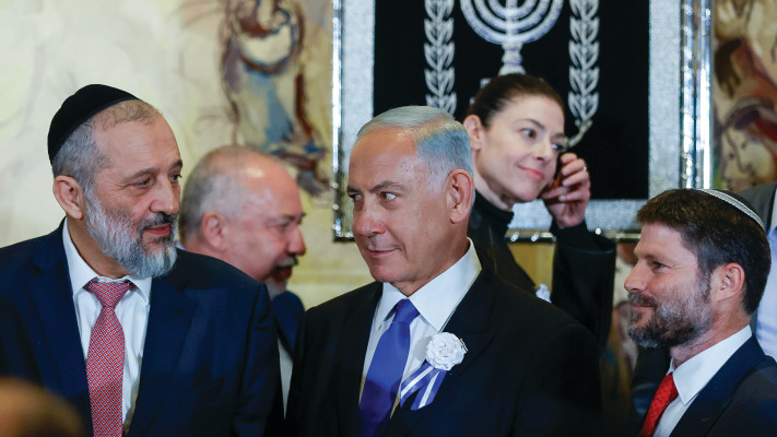 בצלאל סמוטריץ', בנימין נתניהו ואריה דרעי באירוע השבעת הכנסת ה-25