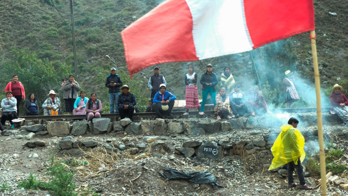 מפגינים בפרו חוסמים מסילת רכבת בעקבות הדחתו ומעצרו של הנשיא לשעבר פדרו קסטיו