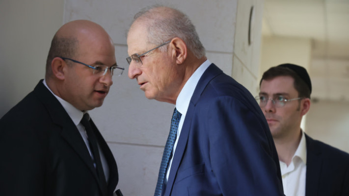 עו''ד דוד שמרון בבית המשפט בתביעתו נגד ארצי (צילום: פלאש 90)