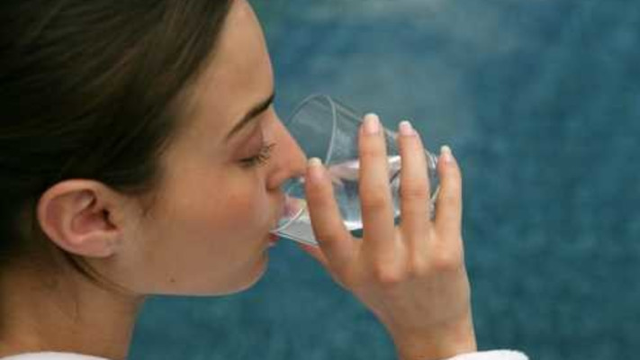 שתיית מים חמים