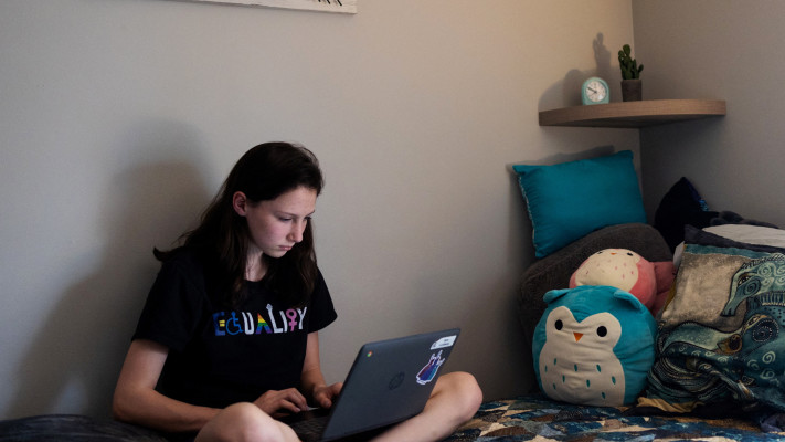 תלמידת תיכון עם מחשב