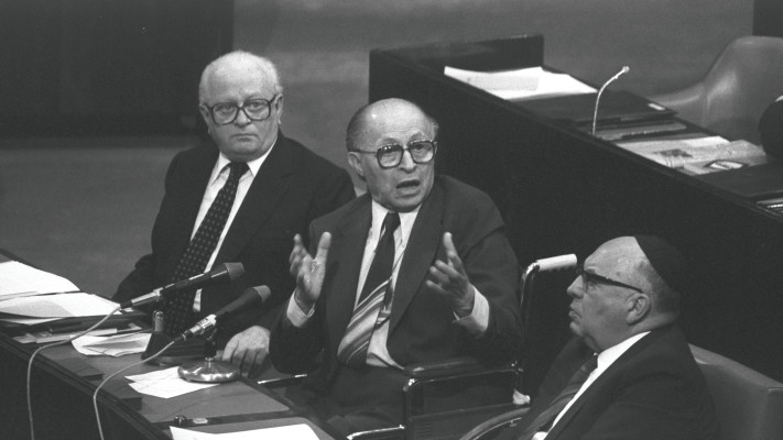 יוסף בורג, מנחם בגין, שמחה ארליך (צילום: חנניה הרמן)