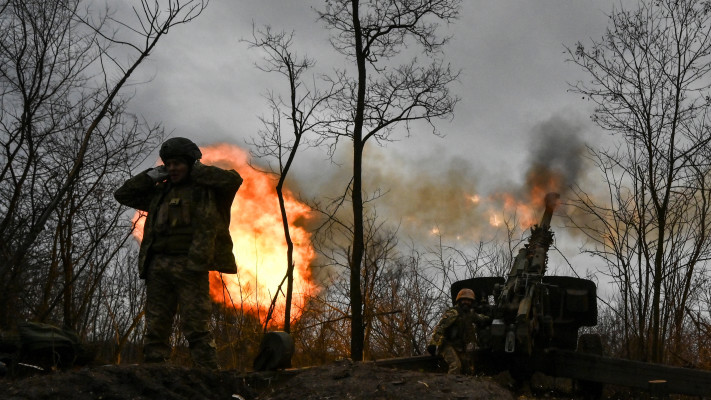 תותח מדגם הוביצר במלחמה באוקראינה (צילום: REUTERS/Stringer/File Photo)