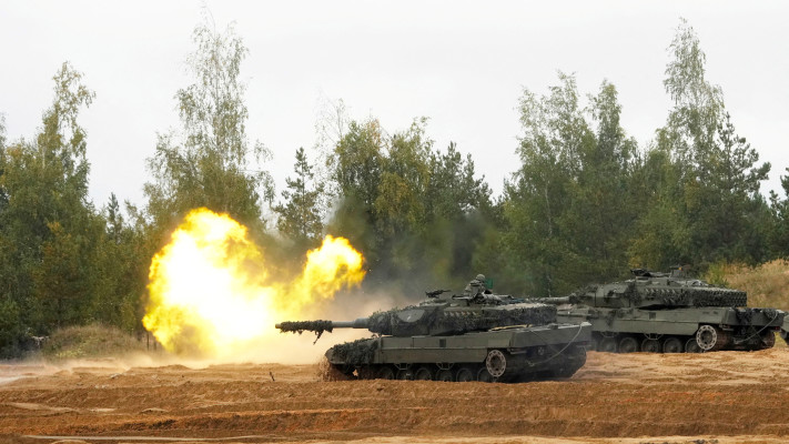 טנק הלאופרד בשימוש בתרגיל בלטביה (צילום: REUTERS/Ints Kalnins)