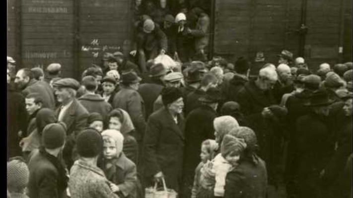 יהודים מורדים מהרכבת באושוויץ. השבוע מציין העולם את יום השואה הבינלאומי (צילום: ארכיון יד ושם)