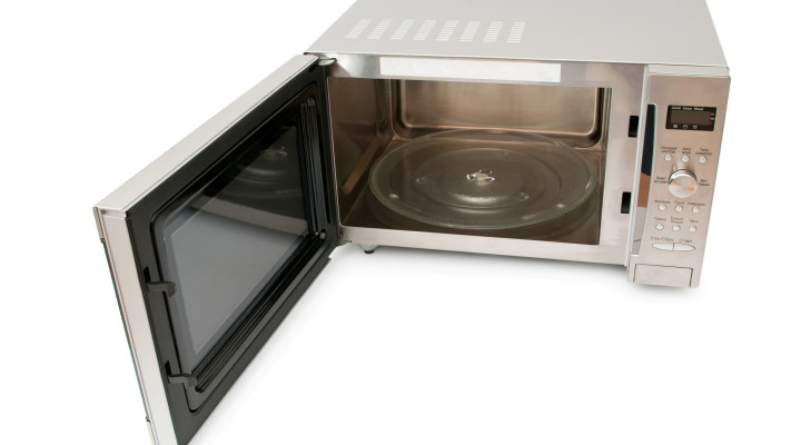 לדבריה של המומחית, עלינו לנקות את המיקרוגל אחרי כל שימוש