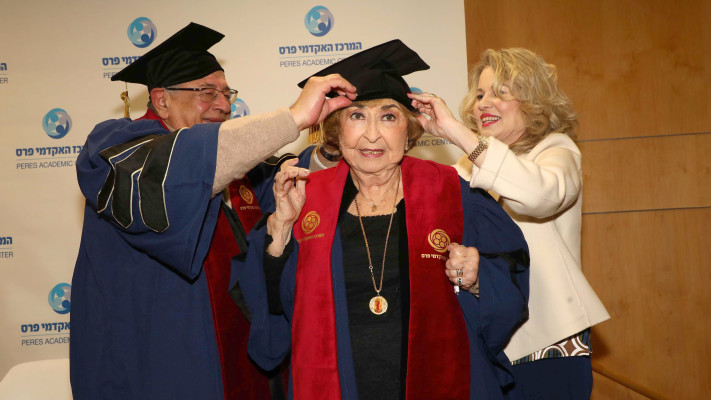 ליא קניג במרכז האקדמי פרס. ''אהבת הקהל מלווה אותי ערב-ערב''