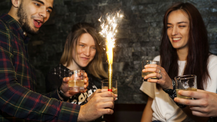 בן הזוג עשה לה מסיבת הפתעה - אבל השפיל אותה מול כולם