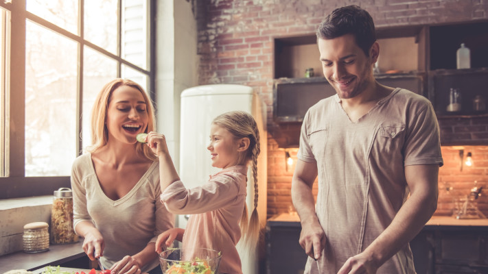 שליטה של ההורים על מזון בריא יותר. ארוחה משפחתית