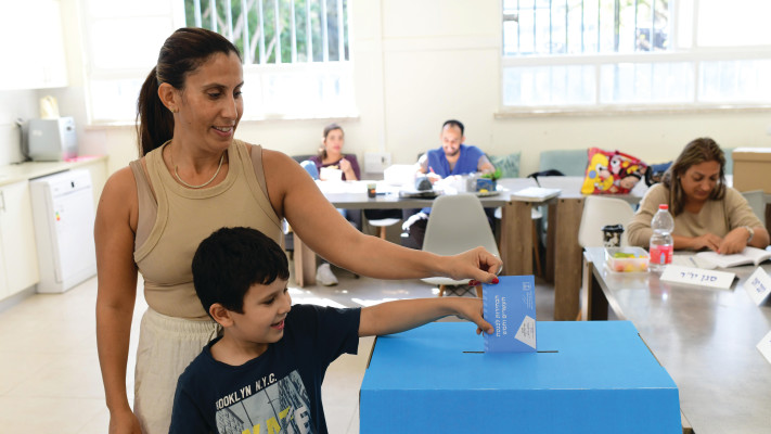 אמא וילד בקלפי (ארכיון, צילום: תומר נויברג)