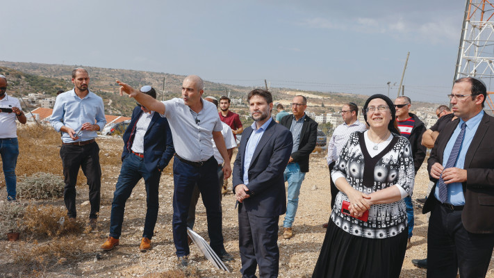 בצלאל סמוטריץ' וחברים מהציונות הדתית בסיור בהתנחלות אפרת בגוש עציון, אוקטובר 2022 (צילום: גרשון אלינסון, פלאש 90)