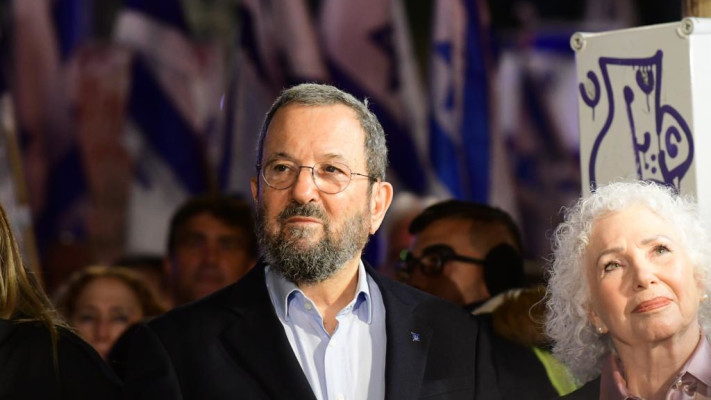 אהוד ברק בהפגנה (צילום: אבשלום ששוני)