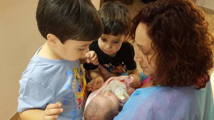 טל אורסוק דואק ושלושת בניה שנולדו מפונדקאות