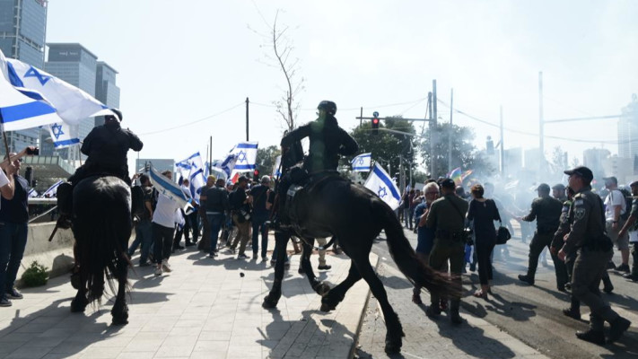 רימוני הלם ופרשים בהפגנה בתל אביב (ארכיון, צילום: אבשלום ששוני)