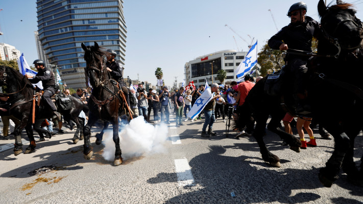 עימותים במחאה נגד הרפורמה במערכת המשפט (צילום: REUTERS/Amir Cohen)