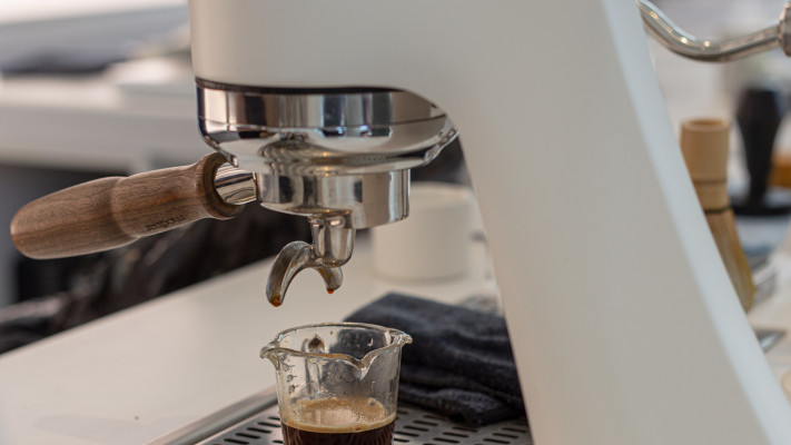 עיצב ודיוק. בית קפה HOC