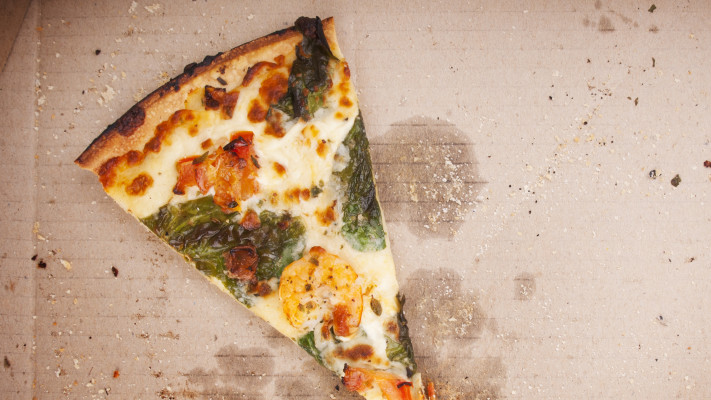 למה אורזים את הפיצה בקרטון מרובע ולא עגול? (צילום: אינג'אימג')