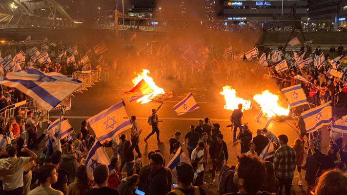 מפגינים חוסמים את איילון לאחר פיטורי גלנט