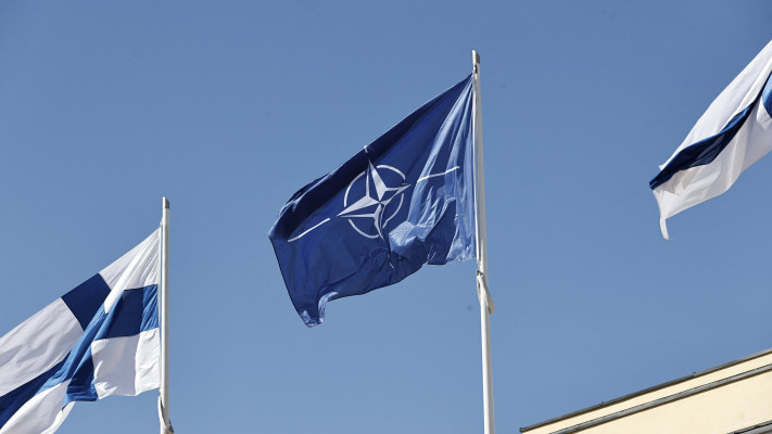 דגל נאט''ו ודגל פינלנד (צילום: Lehtikuva/Antti Hamalainen via REUTERS)