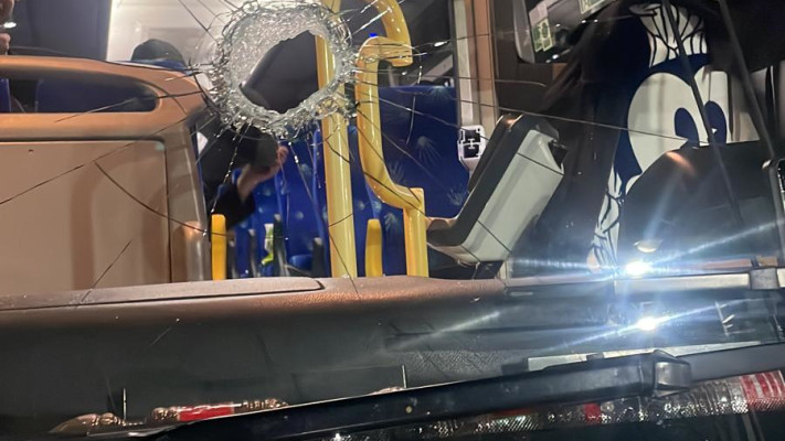 נזקי יידוי האבנים לעבר אוטובוס