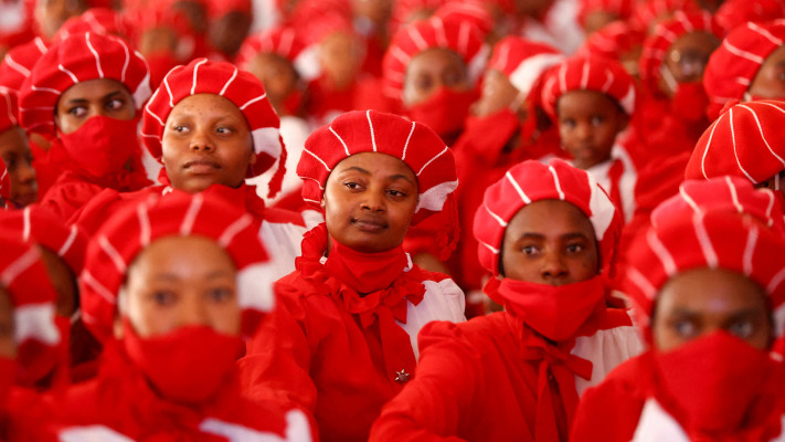 חברי כנסיה חוגגים חתונה המונית בדרום אפריקה