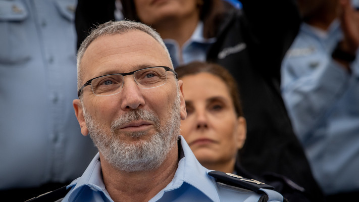 \'\'נפל בין הפוליטיקאים\'\'. עמי אשד