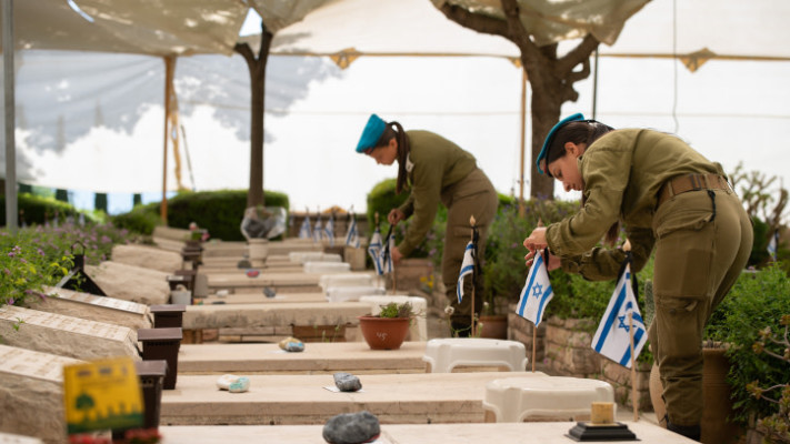 חיילים בבית עלמין צבאי ביום הזיכרון (צילום: אייל מרגולין, פלאש 90)