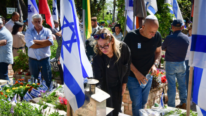 טקס יום הזיכרון בבית העלמין בחולון (צילום: אבשלום ששוני)