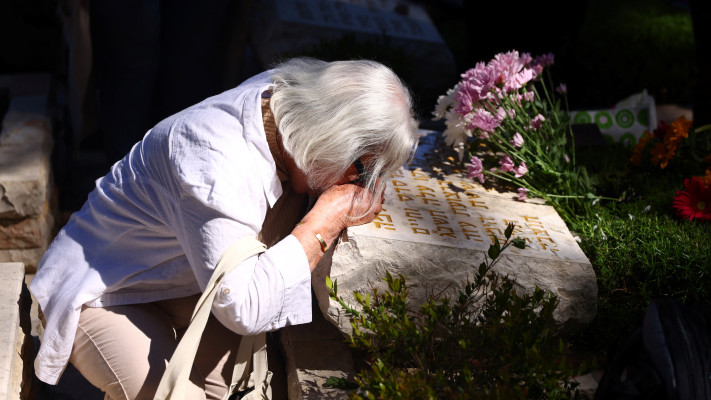 יום הזיכרון, בית עלמין צבאי